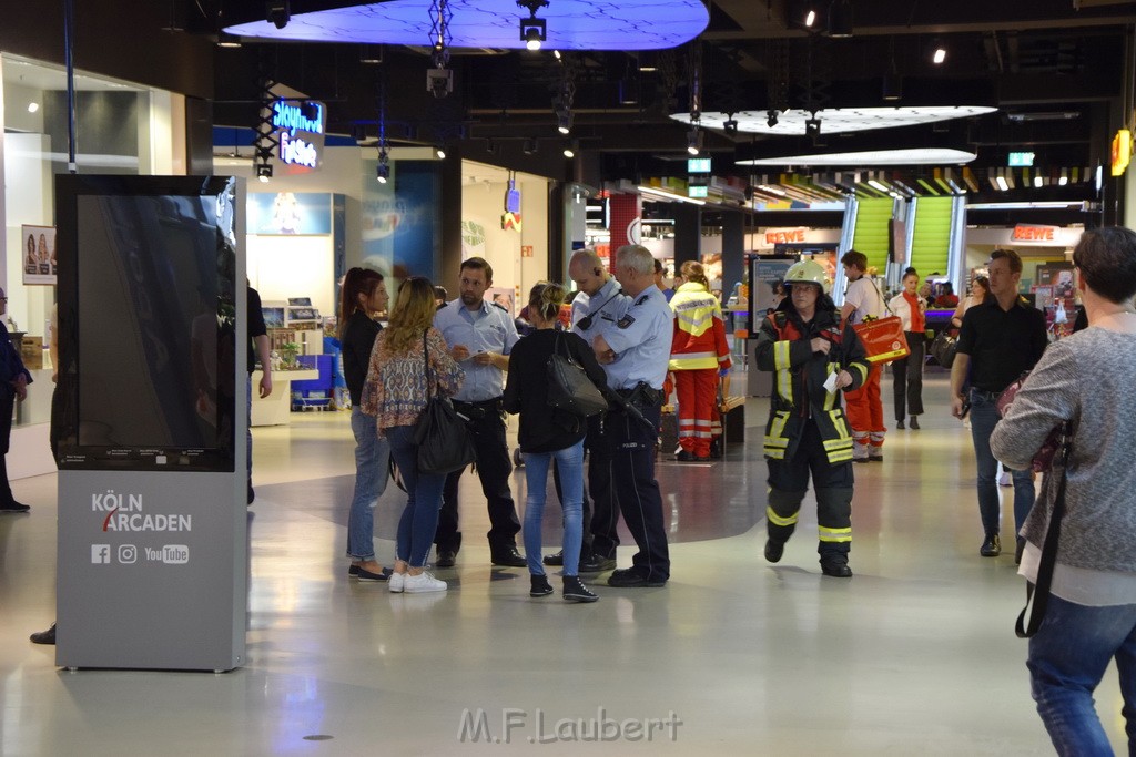 Einsatz BF Reizgas Koeln Kalk Kalk Arcaden P16.JPG - Miklos Laubert